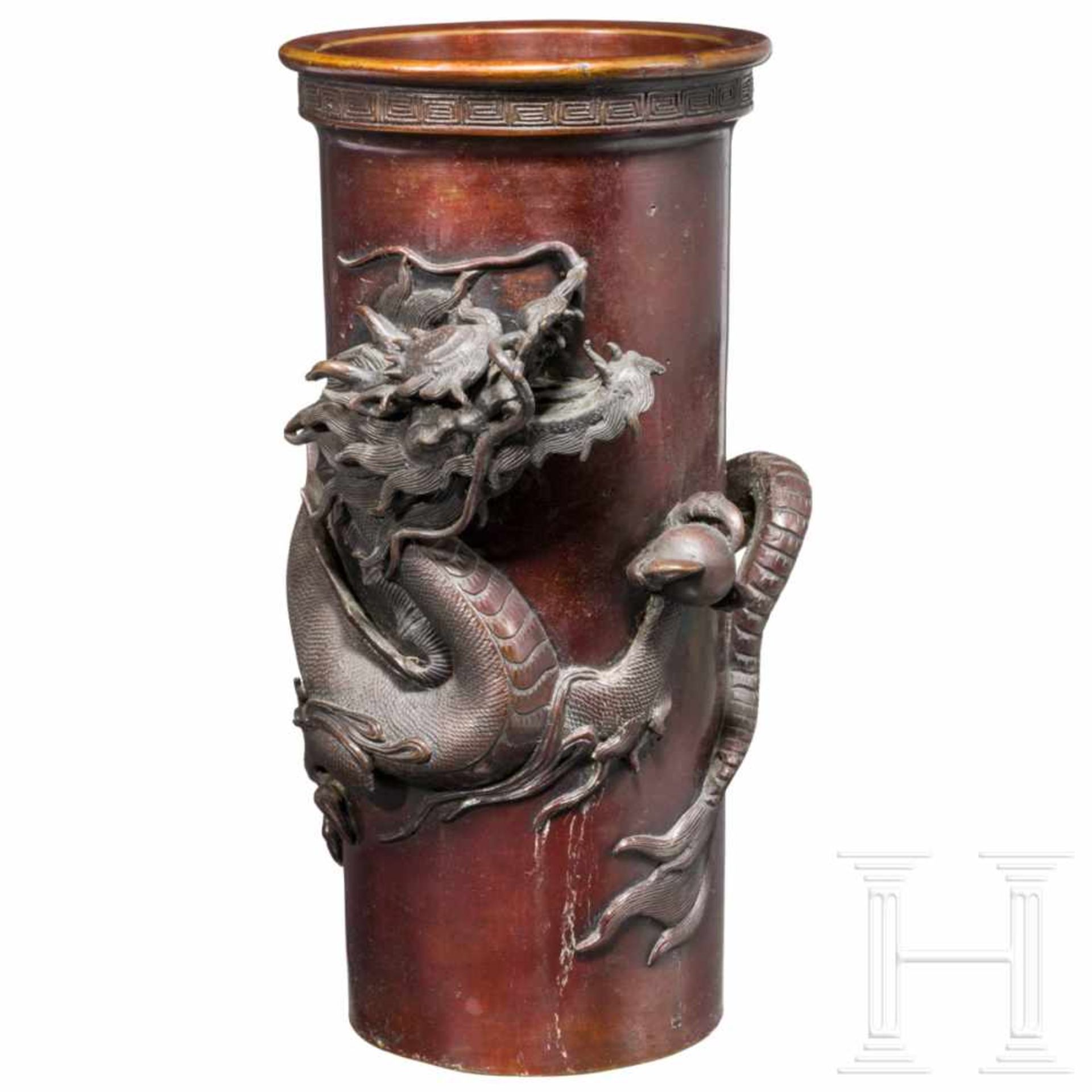 A bronze vase, Meiji-periodSentoku mit rötlicher Patina. Zylinderförmige Vase mit leicht