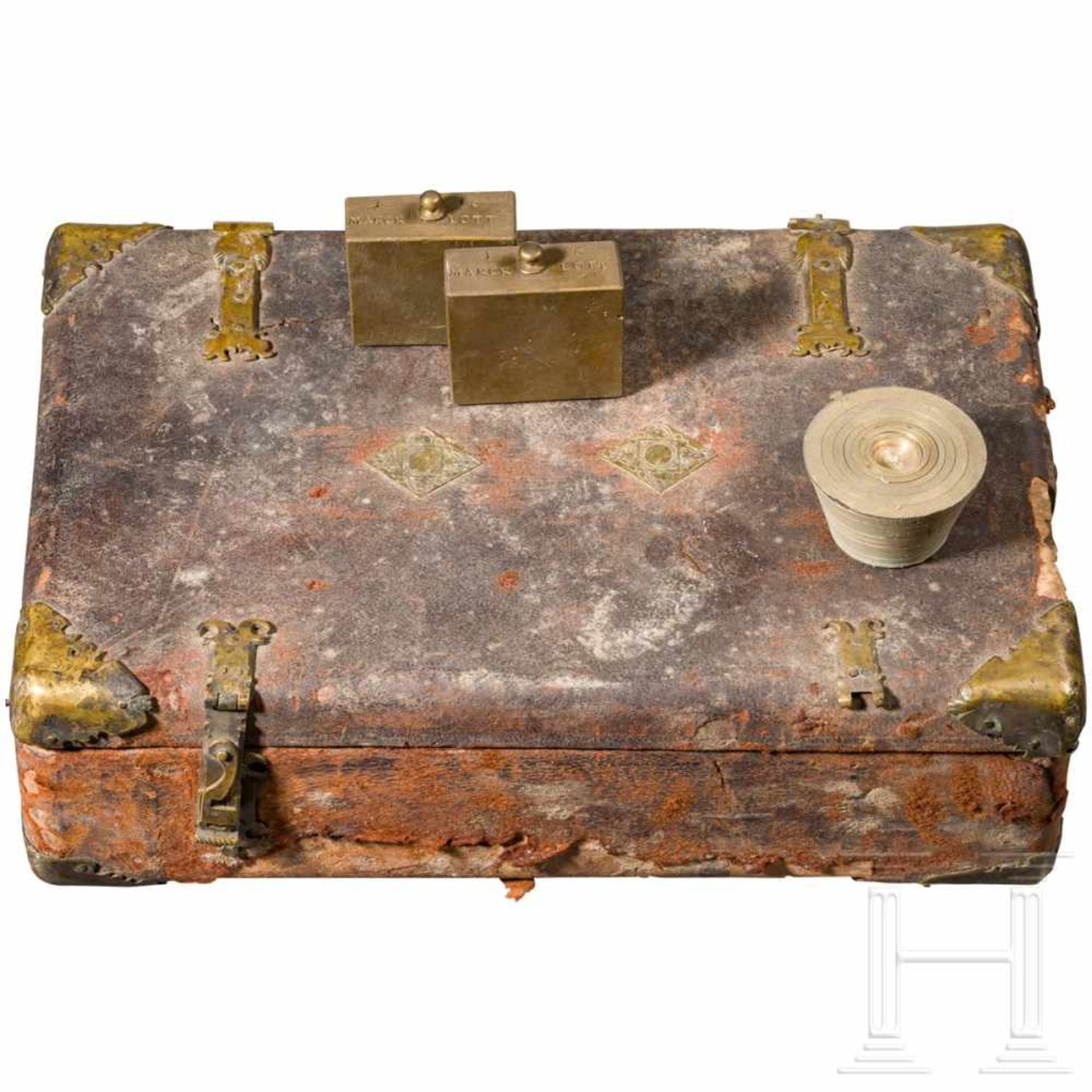 A large German Renaissance coin scale with a weight set in cassette, probably Nuremberg, circa - Bild 2 aus 2