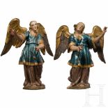 A pair of German angels, circa 1800Geschnitzte Figuren aus Lindenholz mit angesetzten Flügeln und
