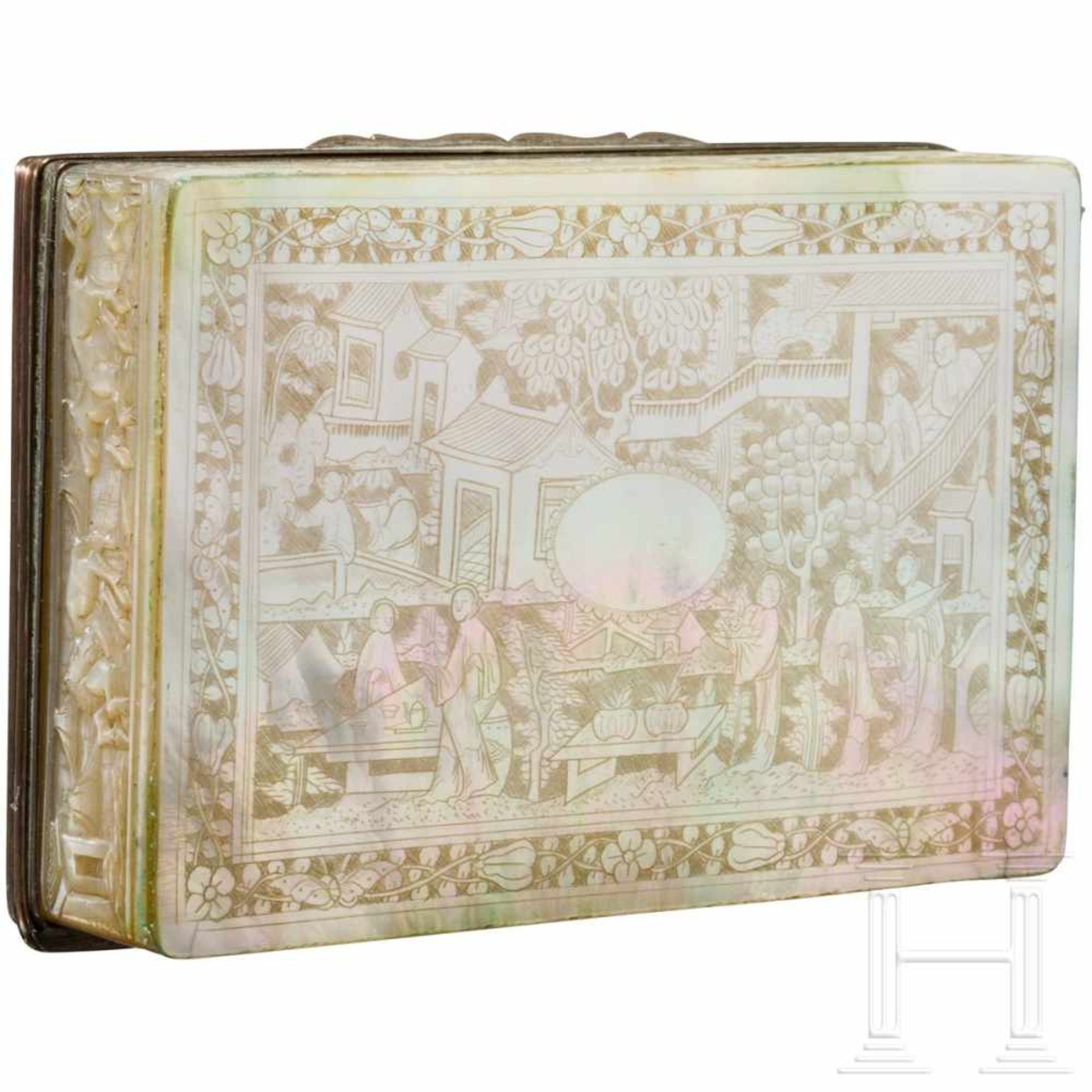 A carved mother-of-pearl tabatiere, Chinese for the European market, ca. 1800Rechteckige Kassette - Bild 3 aus 4