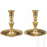 A pair of Dutch or Spanish brass candlesticks, circa 1700Zweiteilig gearbeitete Leuchter aus