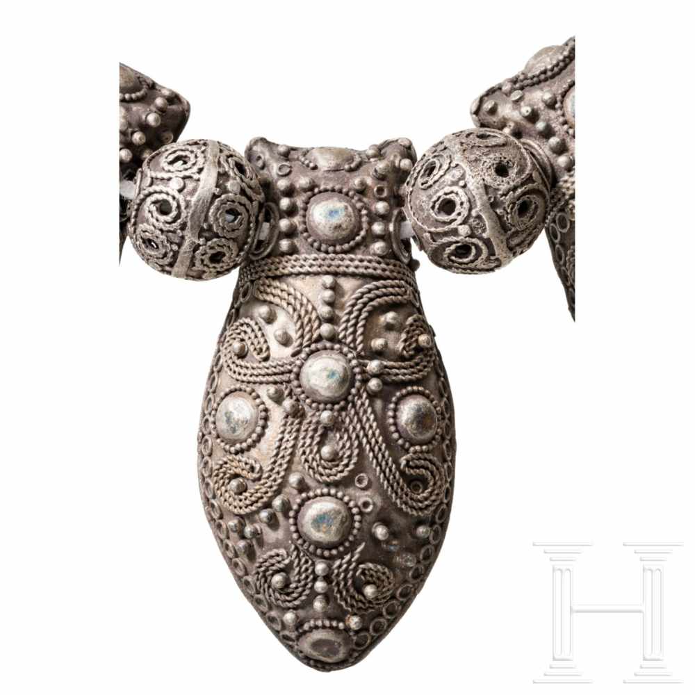 An early Slavic-Russian silver necklace, comparable to a necklace from the Kremlin hoard, 12th - Image 3 of 5