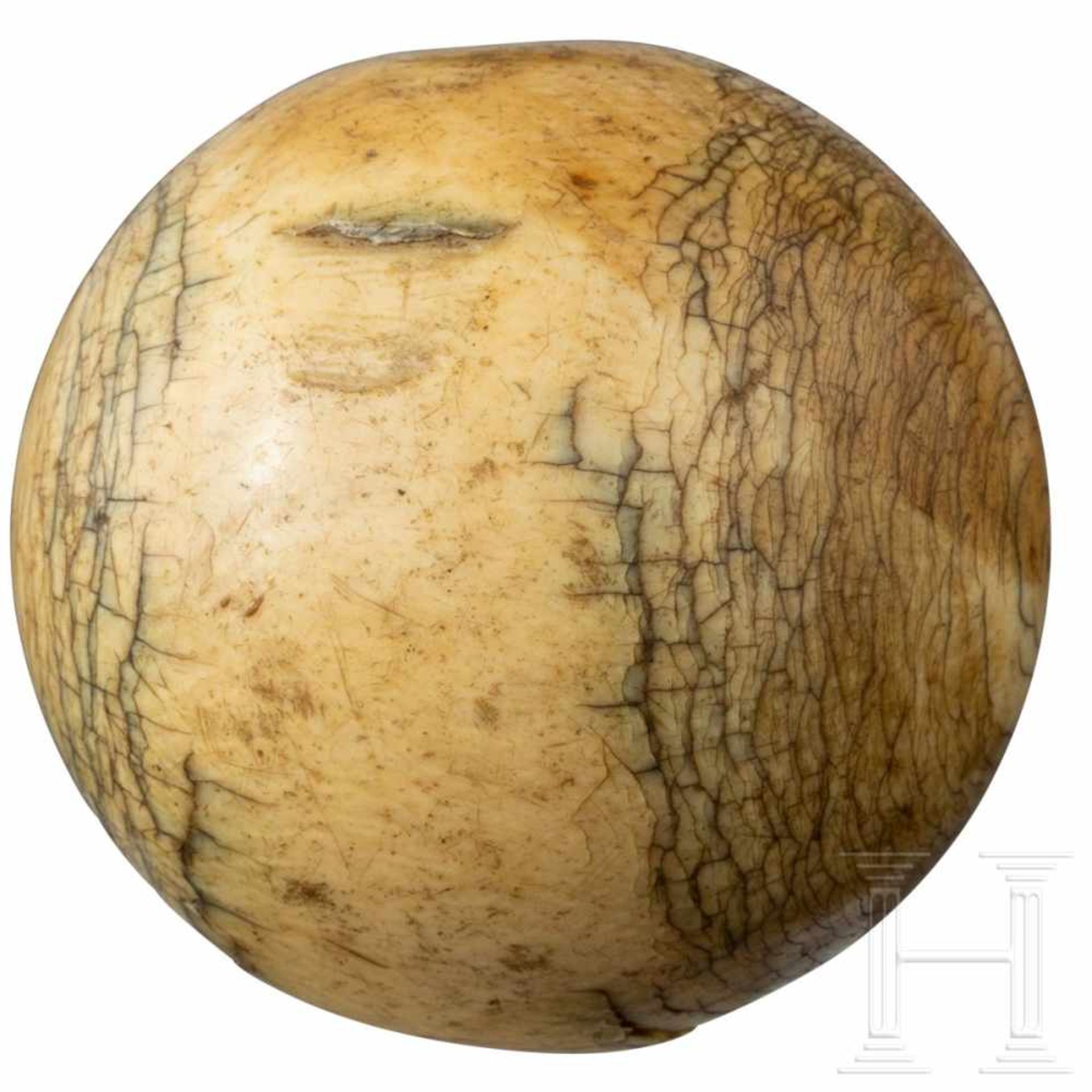 A rare French Louis XV billiard ball in ivory, 17th centuryTurned ivory. Obvious traces due to age - Bild 3 aus 3