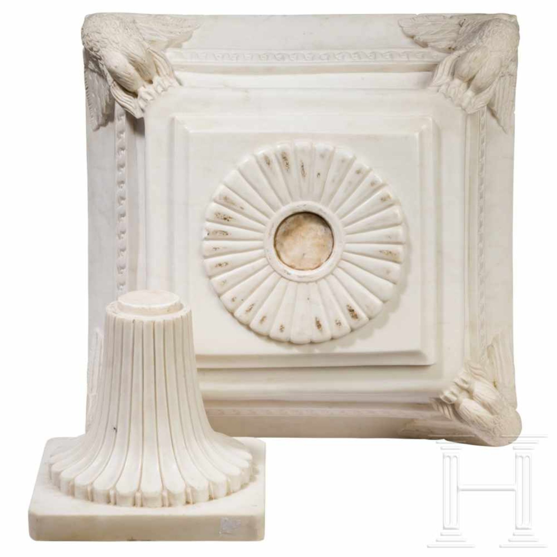 An unusual Italian tazza in classicist styleSolid, two-part design in white Carrara marble. - Bild 3 aus 5