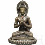 A Tibetean bronze buddha, 19th centuryFein gravierte, patinierte Bronze mit kleinen Türkis- und