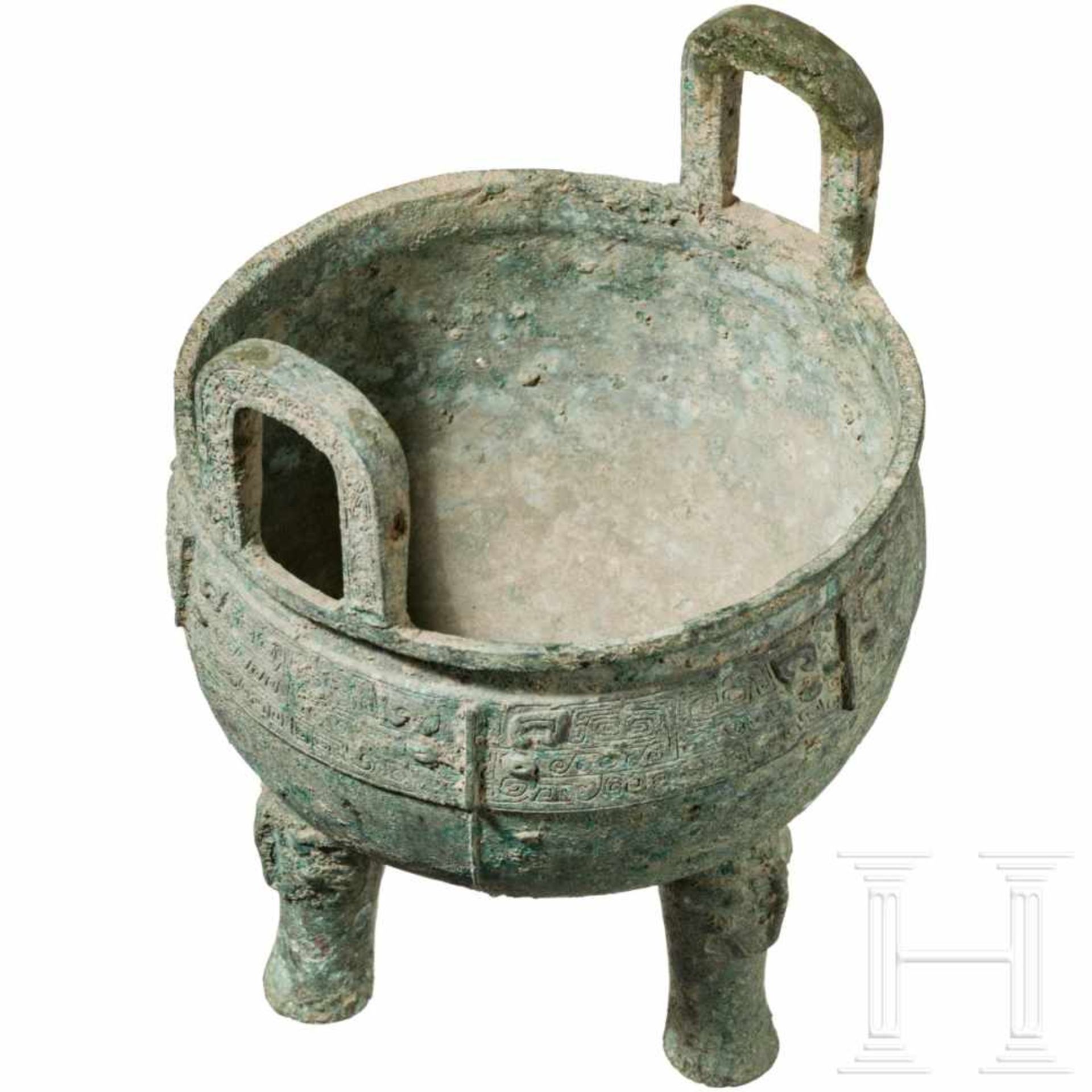 An archaic Chinese tripod vessel (ding), western Zhou dynasty, 10th/9th century B.C.Bronze with a - Bild 4 aus 4