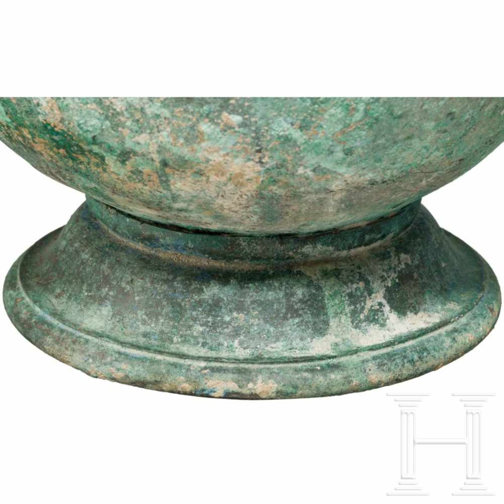 A Greek bronze hydria, 5th Century BCAn exquisite, large bronze hydria. The ovoid body with broad - Bild 4 aus 7