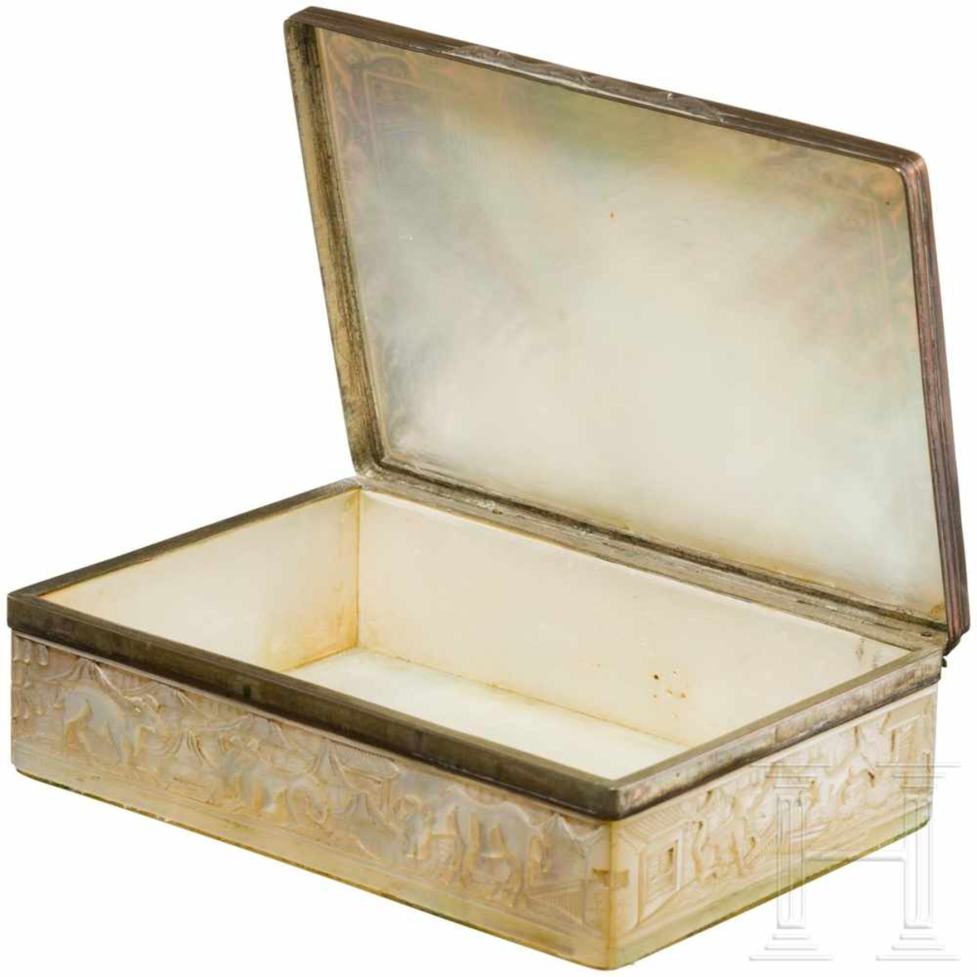 A carved mother-of-pearl tabatiere, Chinese for the European market, ca. 1800Rechteckige Kassette - Bild 4 aus 4