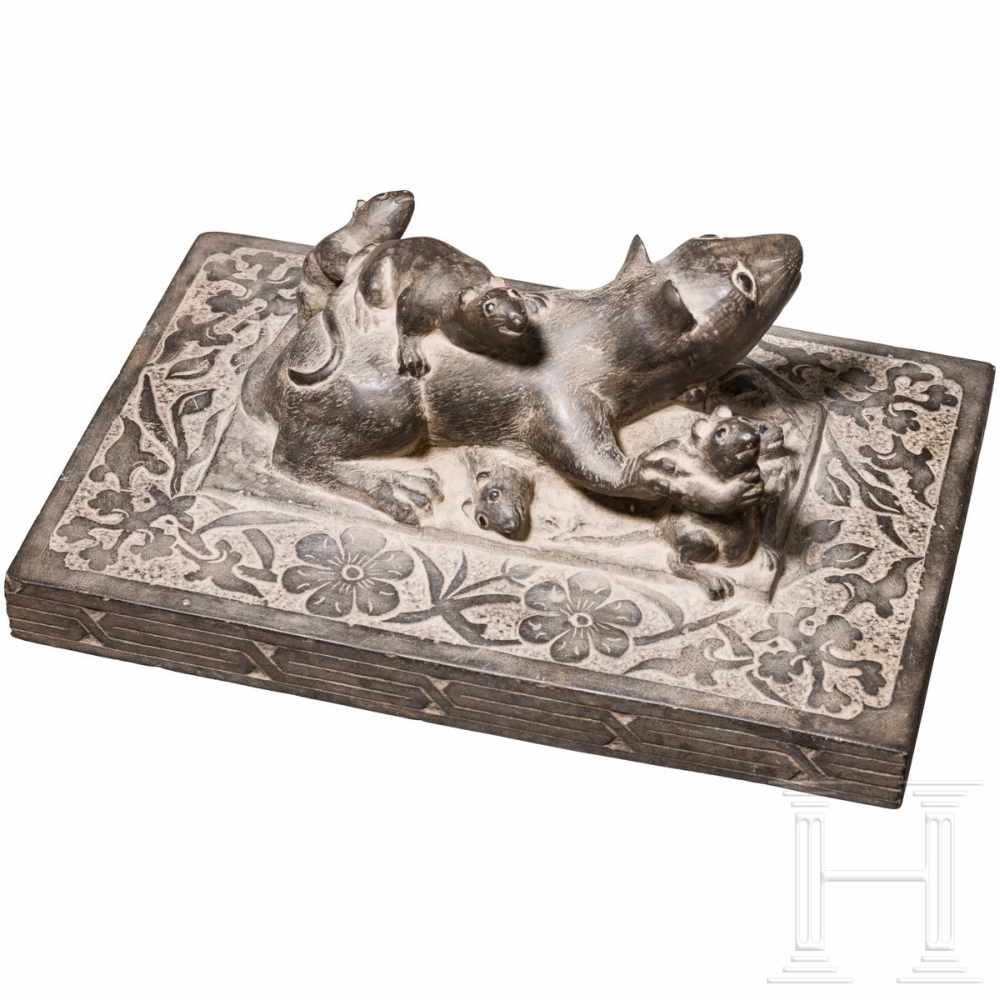 An unusual slate sculpture of a rat family, probably Rajasthan/India, ca. 1900Massiver, dunkelgrauer - Image 2 of 2