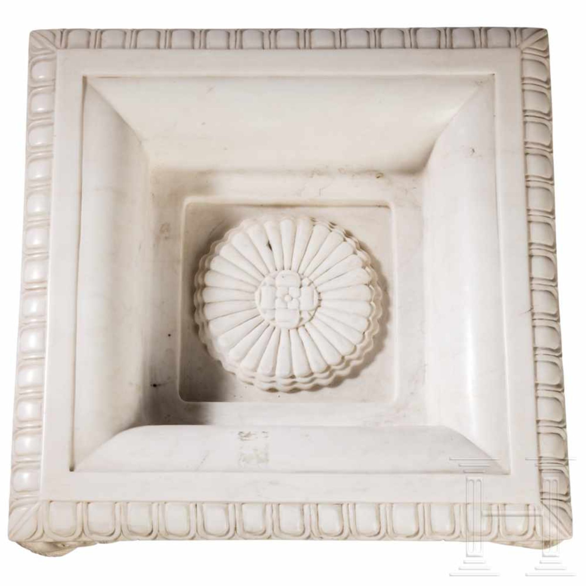 An unusual Italian tazza in classicist styleSolid, two-part design in white Carrara marble. - Bild 4 aus 5