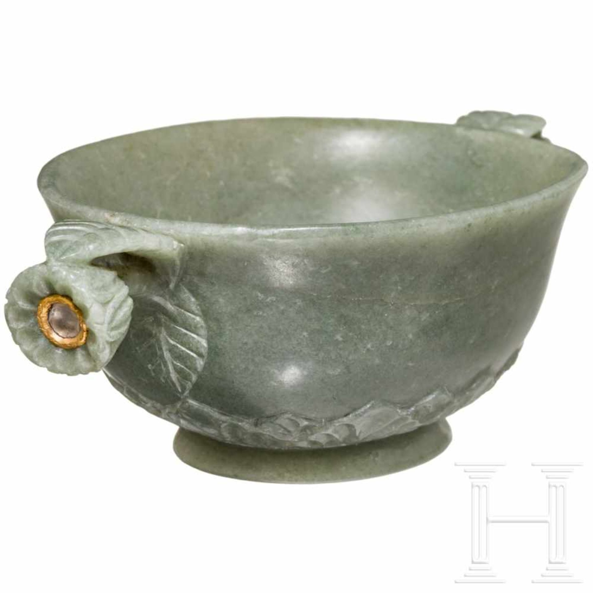 An Indian gold and diamond-studded jade receptacle, 20th centuryOval bowl in greyish-green jade with - Bild 3 aus 5