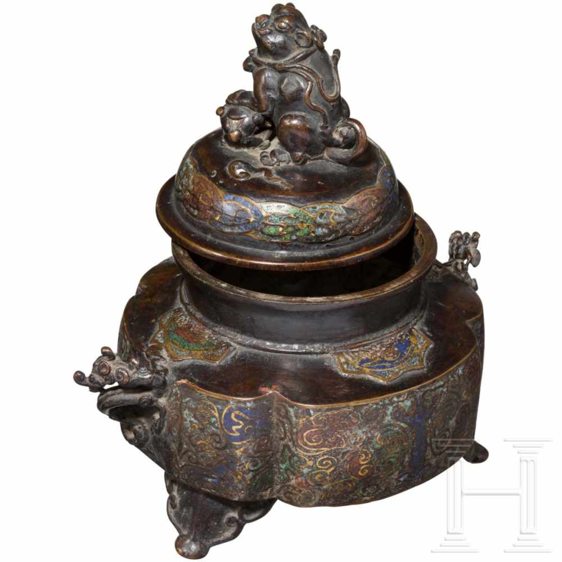 An enamelled bronze censer, China, 18th/19th centuryBronze mit schöner Alterspatina. Vierpassig - Bild 3 aus 3