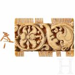 A German ivory comb, 15th centuryFein gesägte, doppelseitige Zahnung. Dazwischen reliefierter