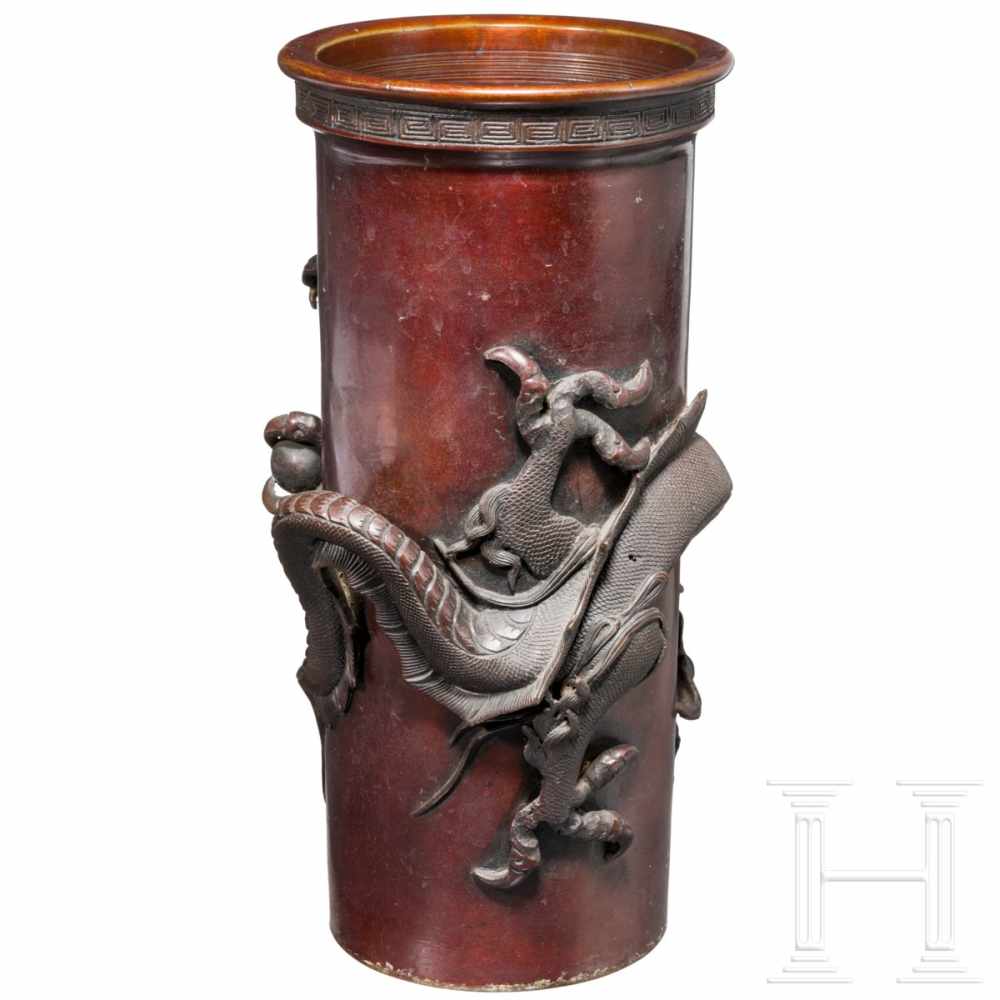 A bronze vase, Meiji-periodSentoku mit rötlicher Patina. Zylinderförmige Vase mit leicht - Image 2 of 4