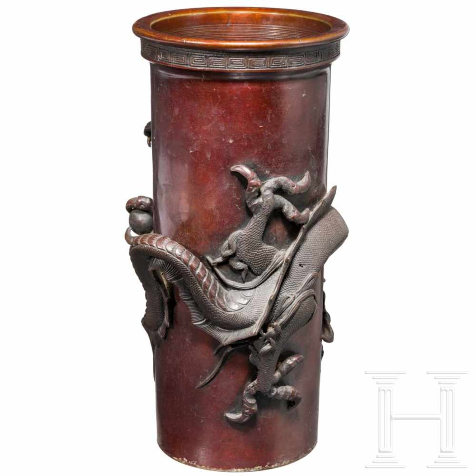 A bronze vase, Meiji-periodSentoku mit rötlicher Patina. Zylinderförmige Vase mit leicht - Bild 2 aus 4
