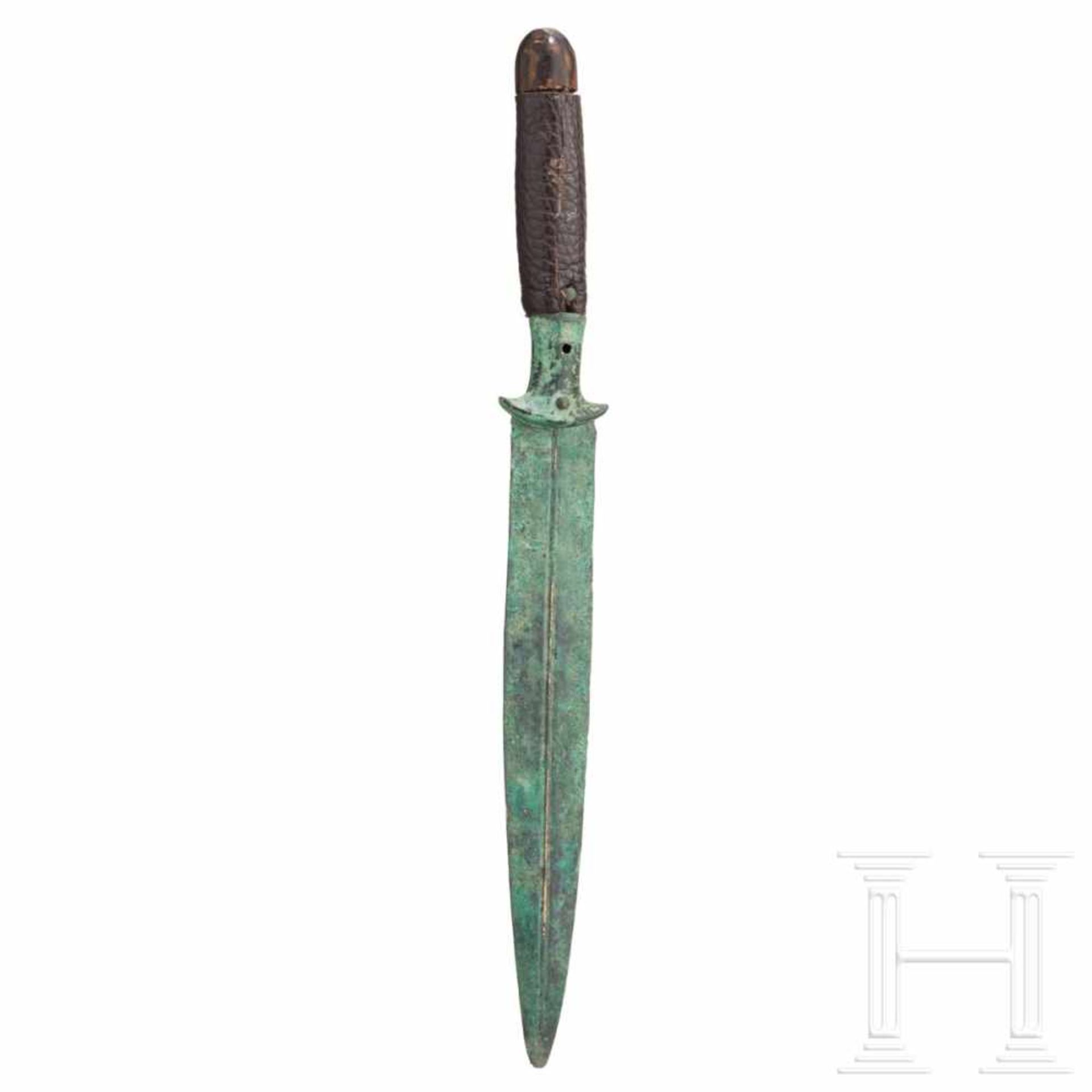 A Luristan bronze dagger, 2nd half of the 3rd millennium B.C.Excellently preserved bronze dagger - Bild 2 aus 2