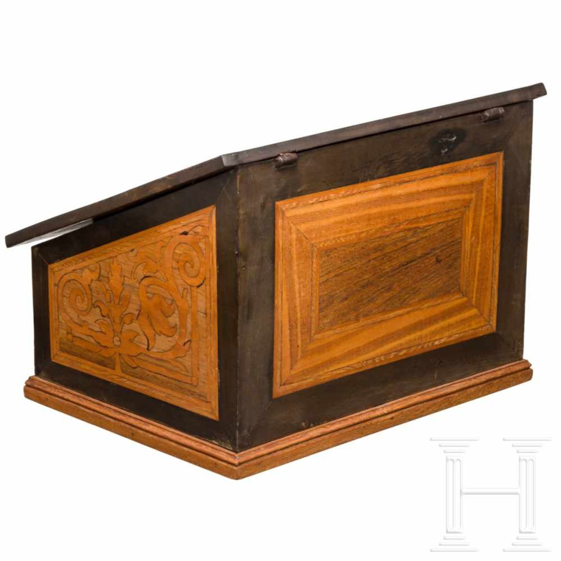 A southern German writing box, ca. 1700Freistellbarer Eichenholzkorpus, reich in Zwetschge, Eibe u. - Bild 3 aus 3