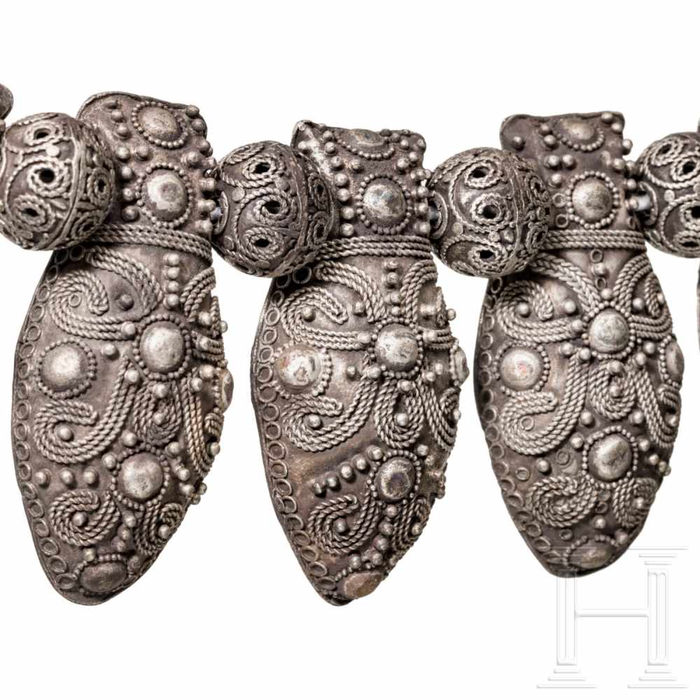 An early Slavic-Russian silver necklace, comparable to a necklace from the Kremlin hoard, 12th - Image 4 of 5