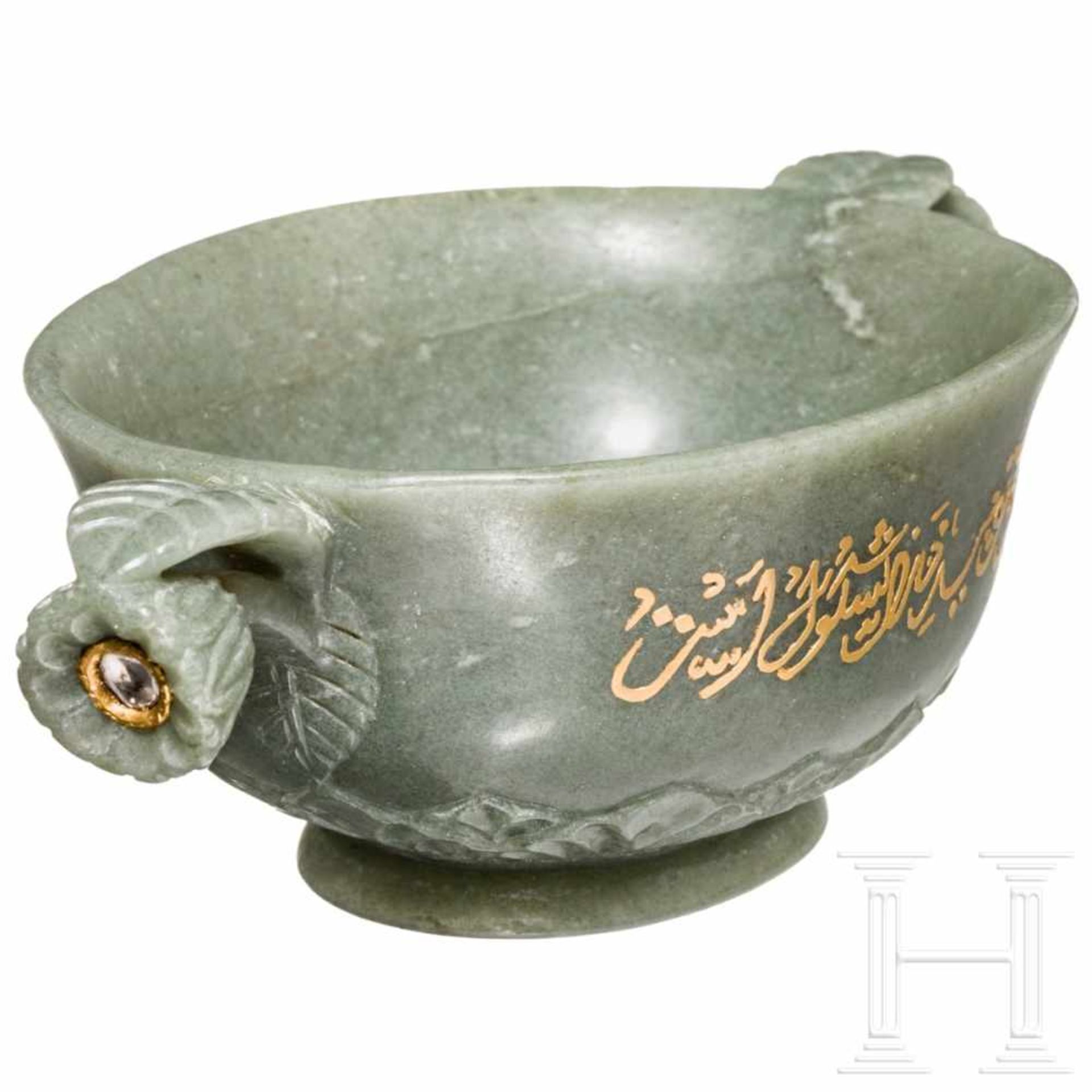 An Indian gold and diamond-studded jade receptacle, 20th centuryOval bowl in greyish-green jade with - Bild 2 aus 5