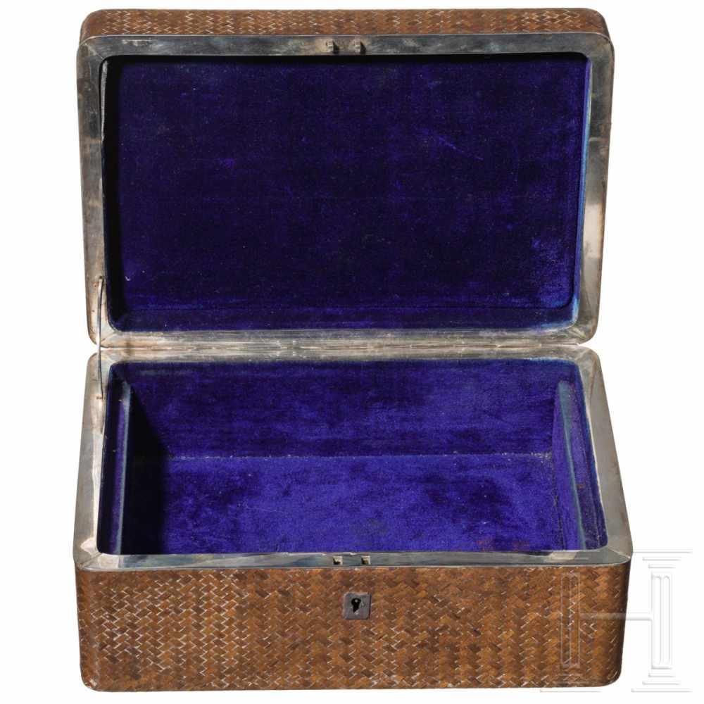 A silver-mounted Japanese jewelry box, Meiji periodHölzernes Kästchen mit geflochtenem Überzug und - Image 3 of 3