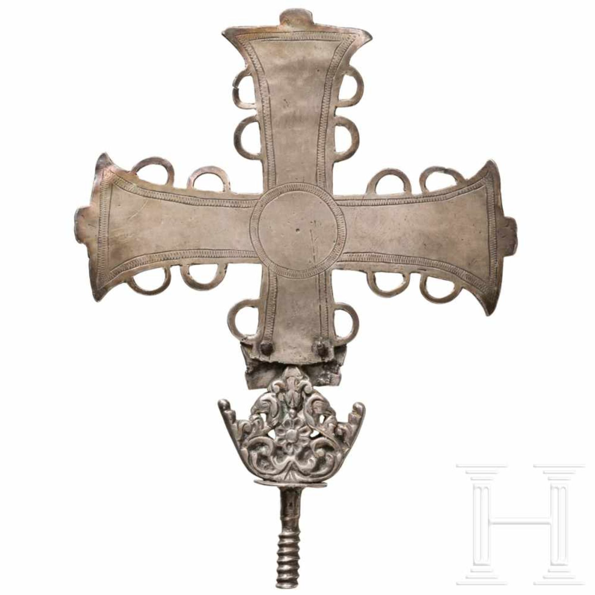 An Iberian silver bearing cross, 16th/17th centuryEventuell früheres Kreuz mit geflecheltem Dekor