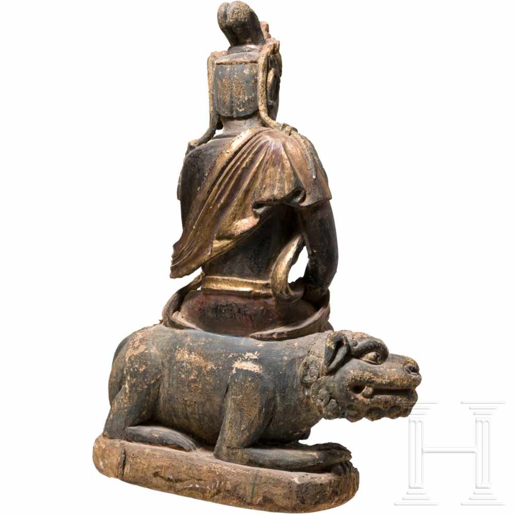 A Chinese wooden Buddha, 18th/19th centuryVollplastisch geschnitzter, auf einem Löwen sitzender - Image 3 of 4