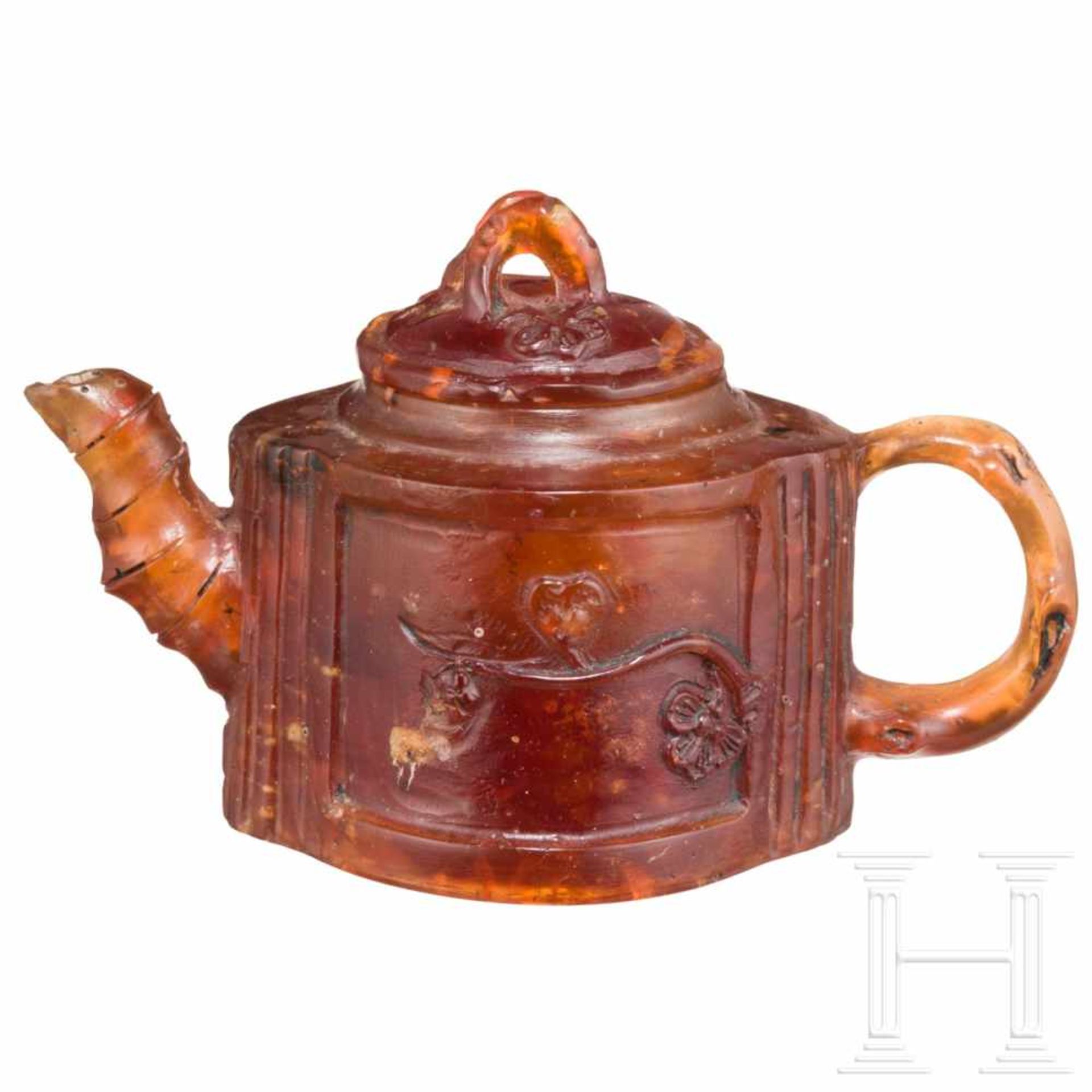 A rare miniature teapot in amber, Königsberg, circa 1700/20The two-part teapot carved in honey- - Bild 2 aus 13