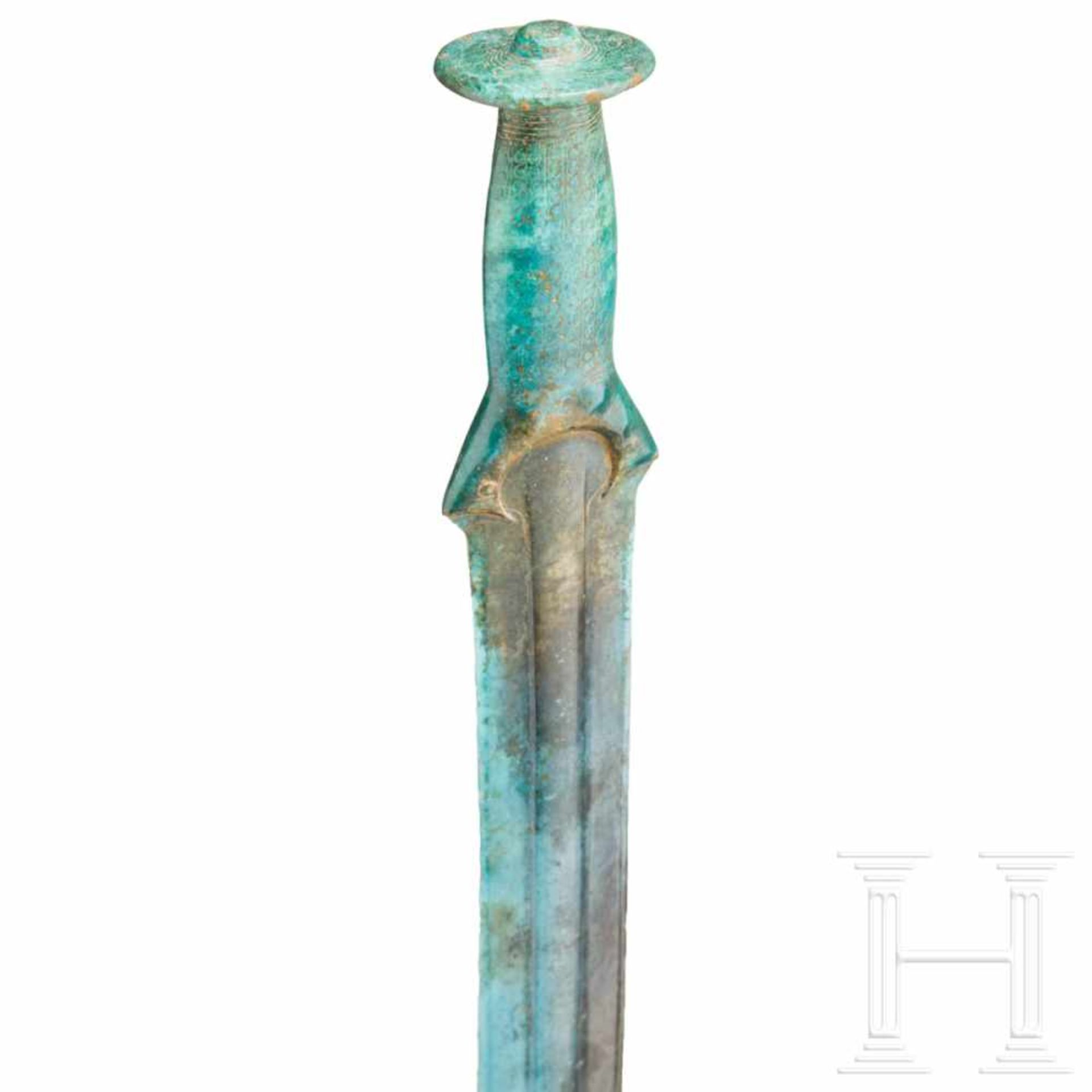 A German bronze sword of the Riegsee type, 1300 – 1200 B.C.A beautifully preserved bronze sword with - Bild 6 aus 8