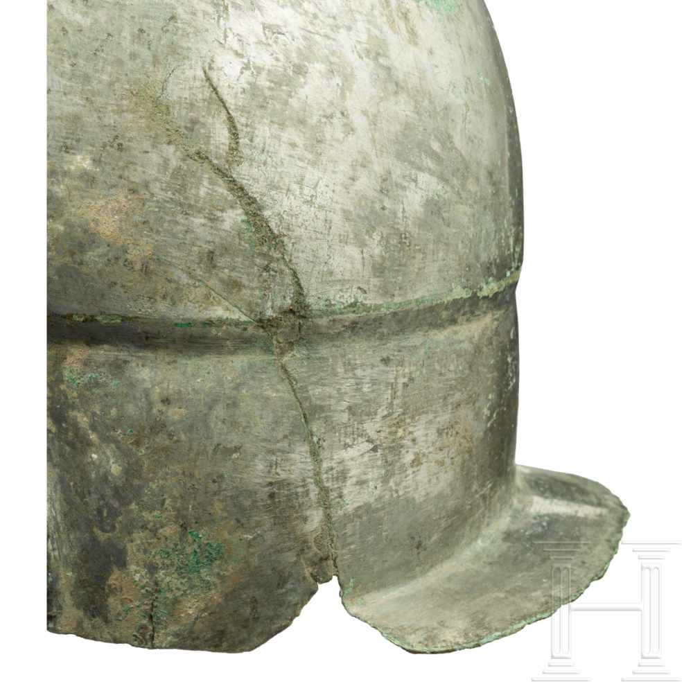 A Chalcidian helmet, type V, early 4th century B.C.Bronze helmet with full-faced tin plating with - Image 8 of 9