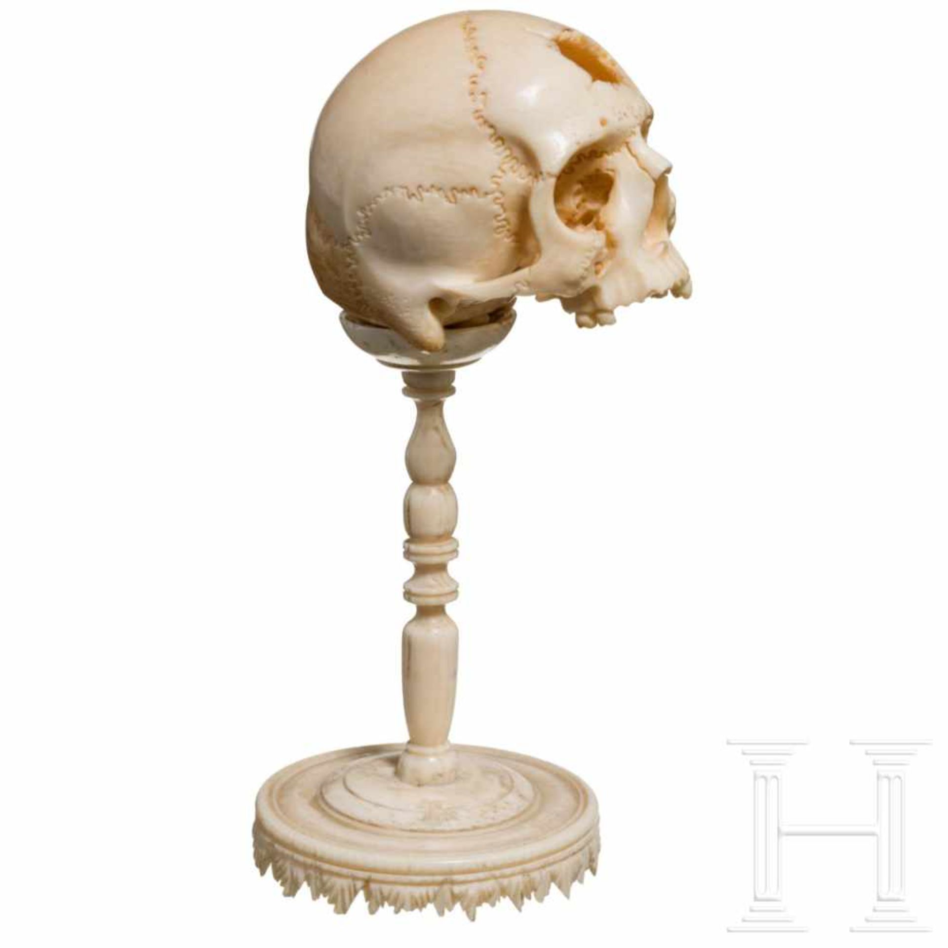 A German memento mori skull, 17th centuryFein geschnitzter, anatomisch korrekter menschlicher - Bild 3 aus 4