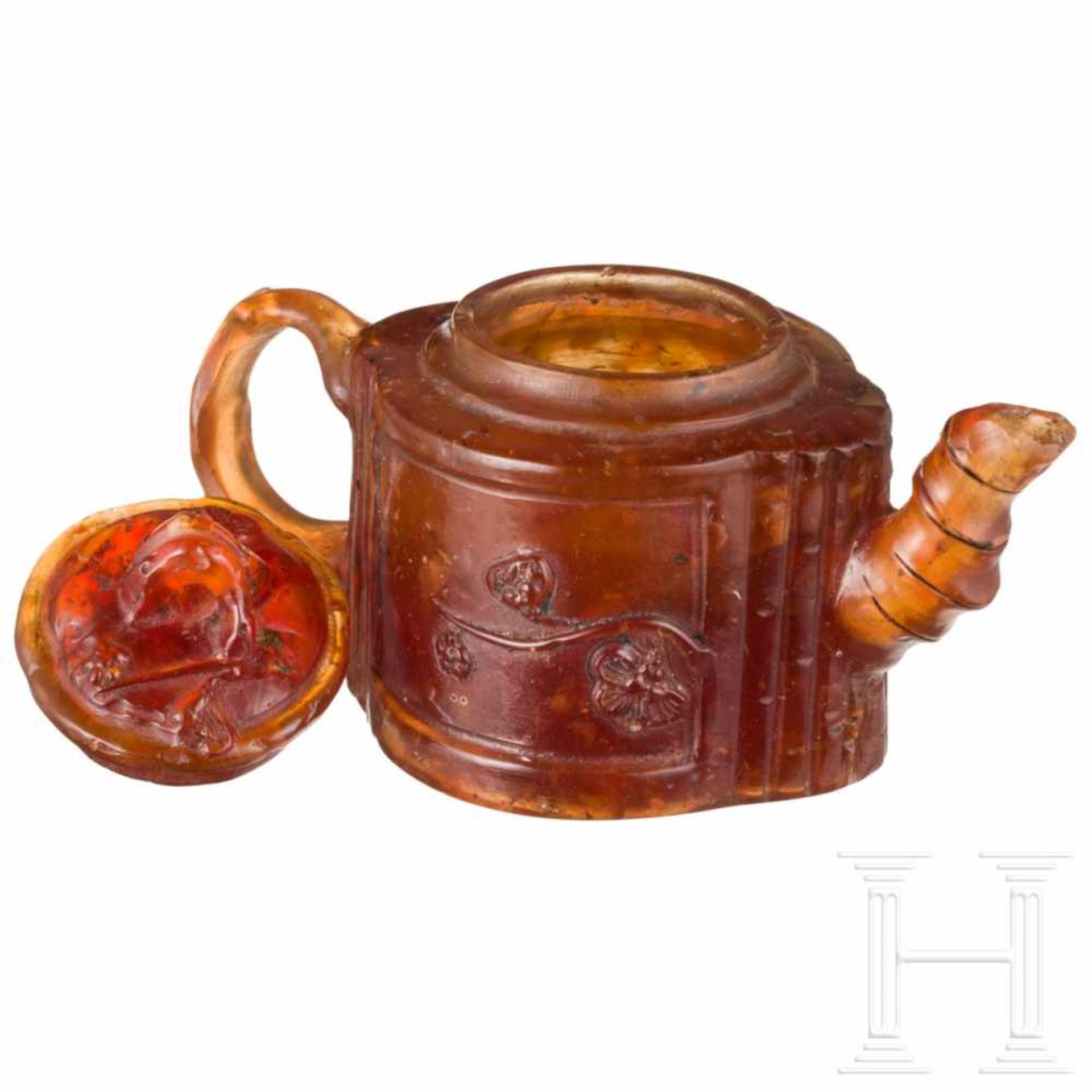 A rare miniature teapot in amber, Königsberg, circa 1700/20The two-part teapot carved in honey- - Bild 6 aus 13