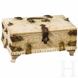 A small Indian ivory-casket, 17th/18th centuryRechteckiges Kästchen aus fein geschnitzten