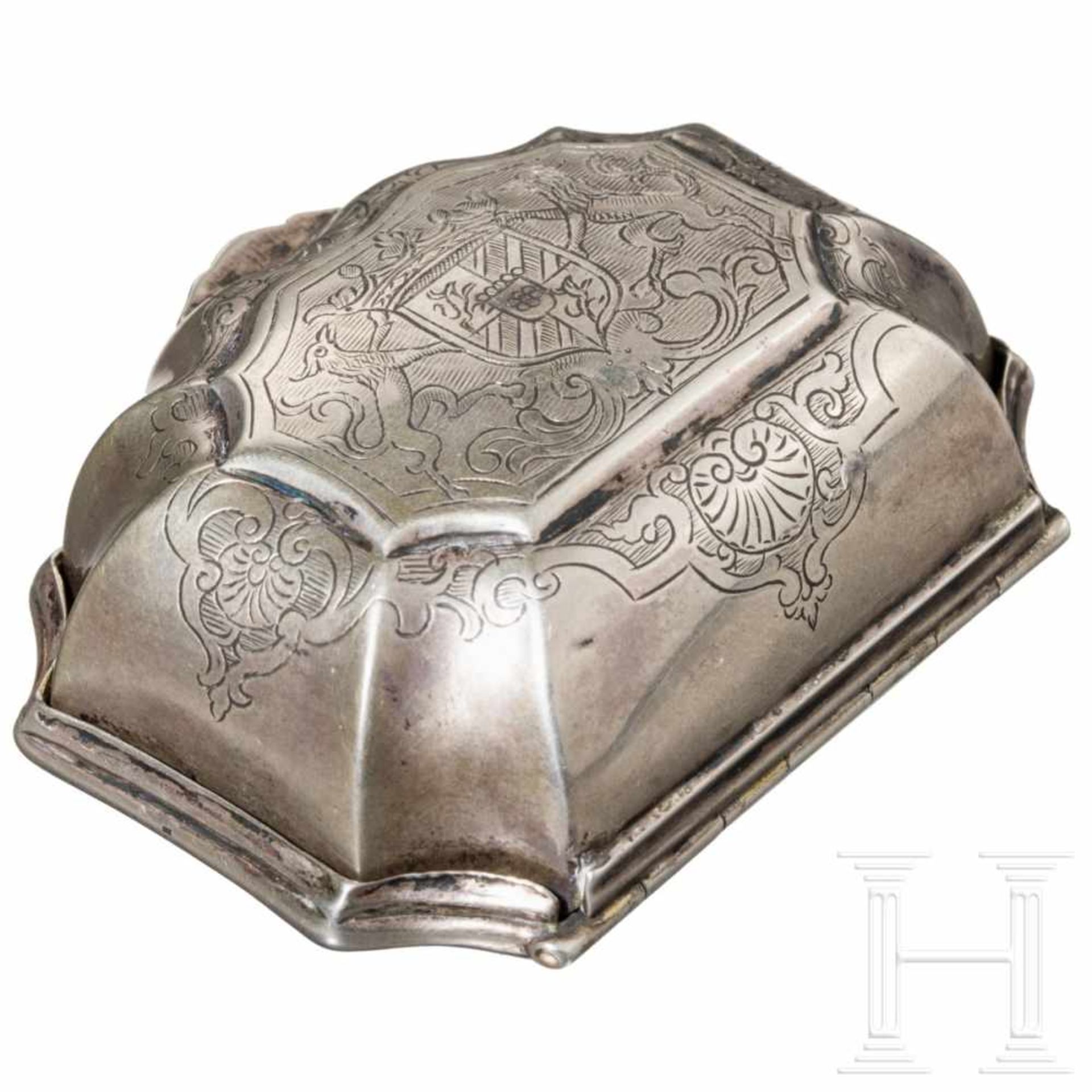 A fine German engraved silver and vermeil snuff box, 17th centurySilber, innen vergoldet. Dose in - Bild 4 aus 4