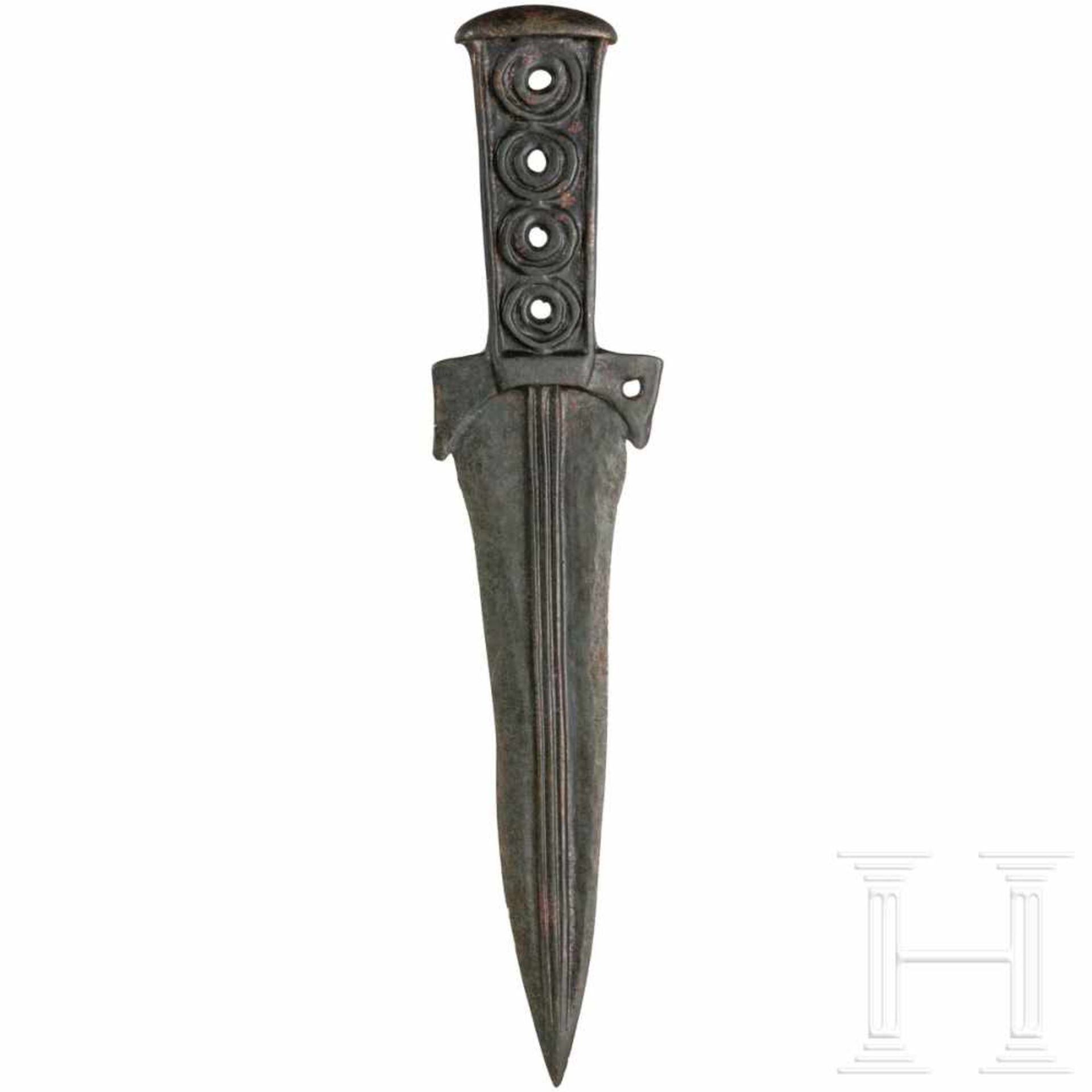 A Cimmerian bronze dagger, 7th century B.C.Bronze dagger finely cast in one piece with a tapering - Bild 2 aus 2