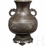 A bronze vase with silver inlays, Japan, 19th centuryEinteilig gearbeiteter Bronzeguss mit dunkler
