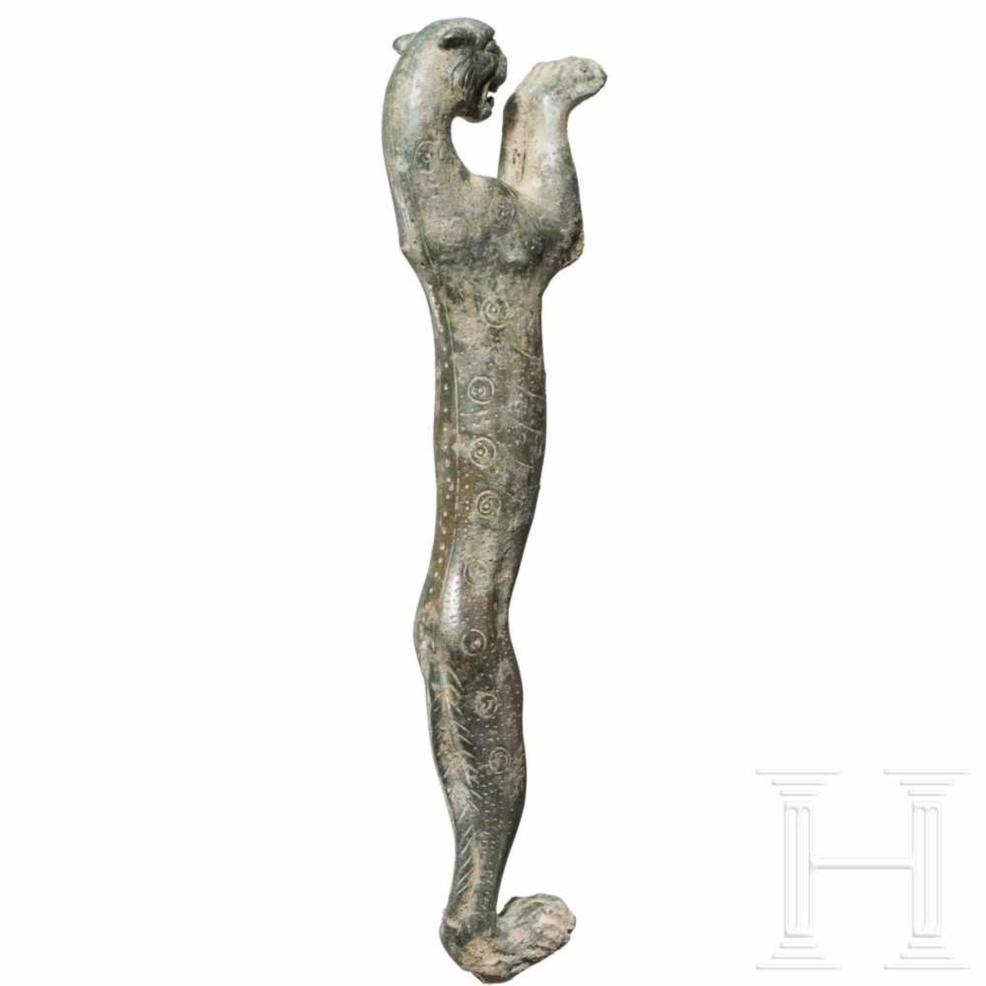 A Roman bronze handle in the shape of a panther, 2nd - 3rd centuryFurniture handle in the shape of a - Bild 2 aus 3