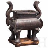 A Chinese bronze censer (fang ding), 17th/18th centuryBronze, zwei durchbrochene, seitliche