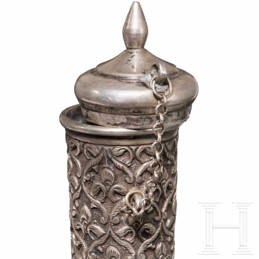 A velvet-covered, embroidered silver water flask, India, circa 1900Ballonförmig getriebener, oben - Image 3 of 4