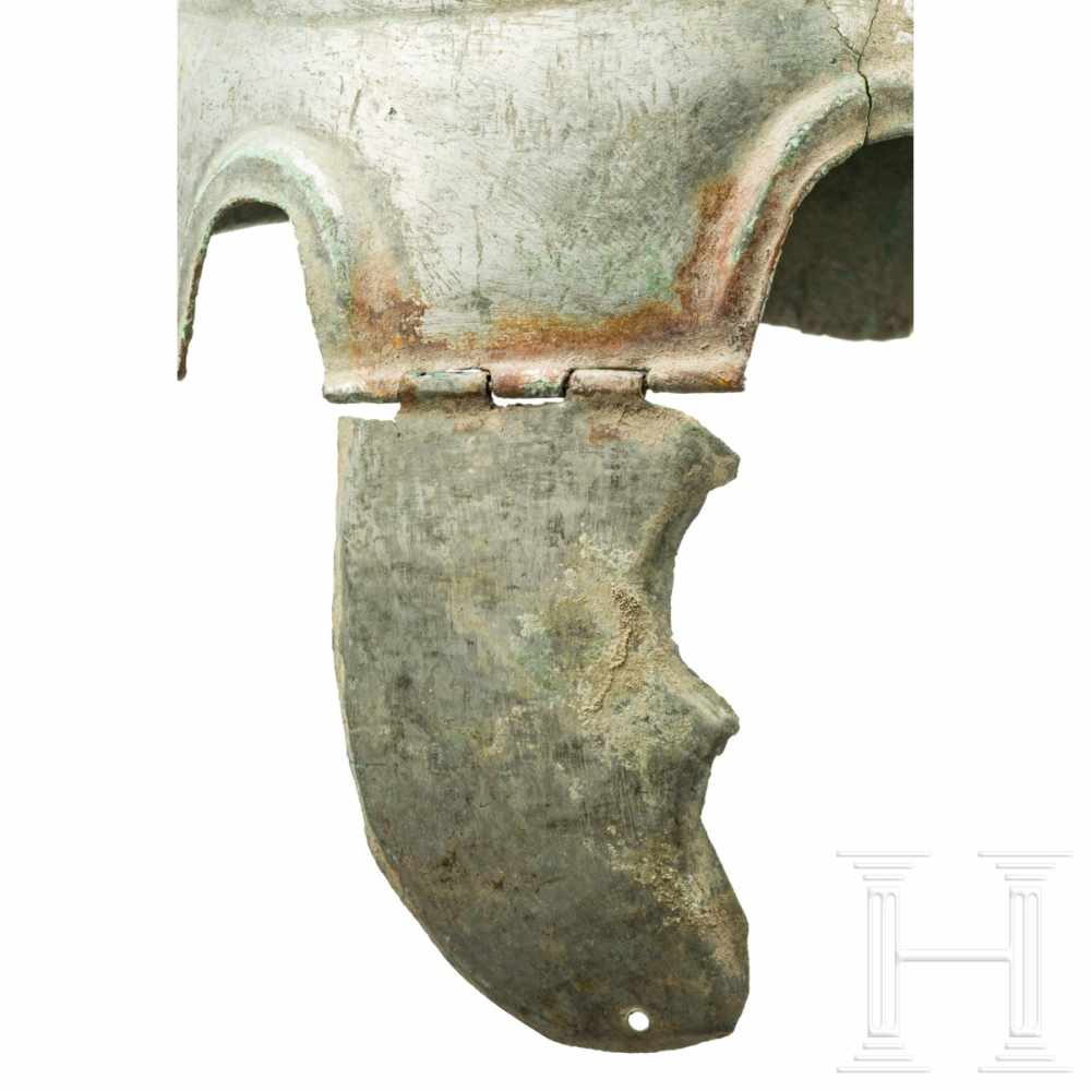 A Chalcidian helmet, type V, early 4th century B.C.Bronze helmet with full-faced tin plating with - Image 4 of 9