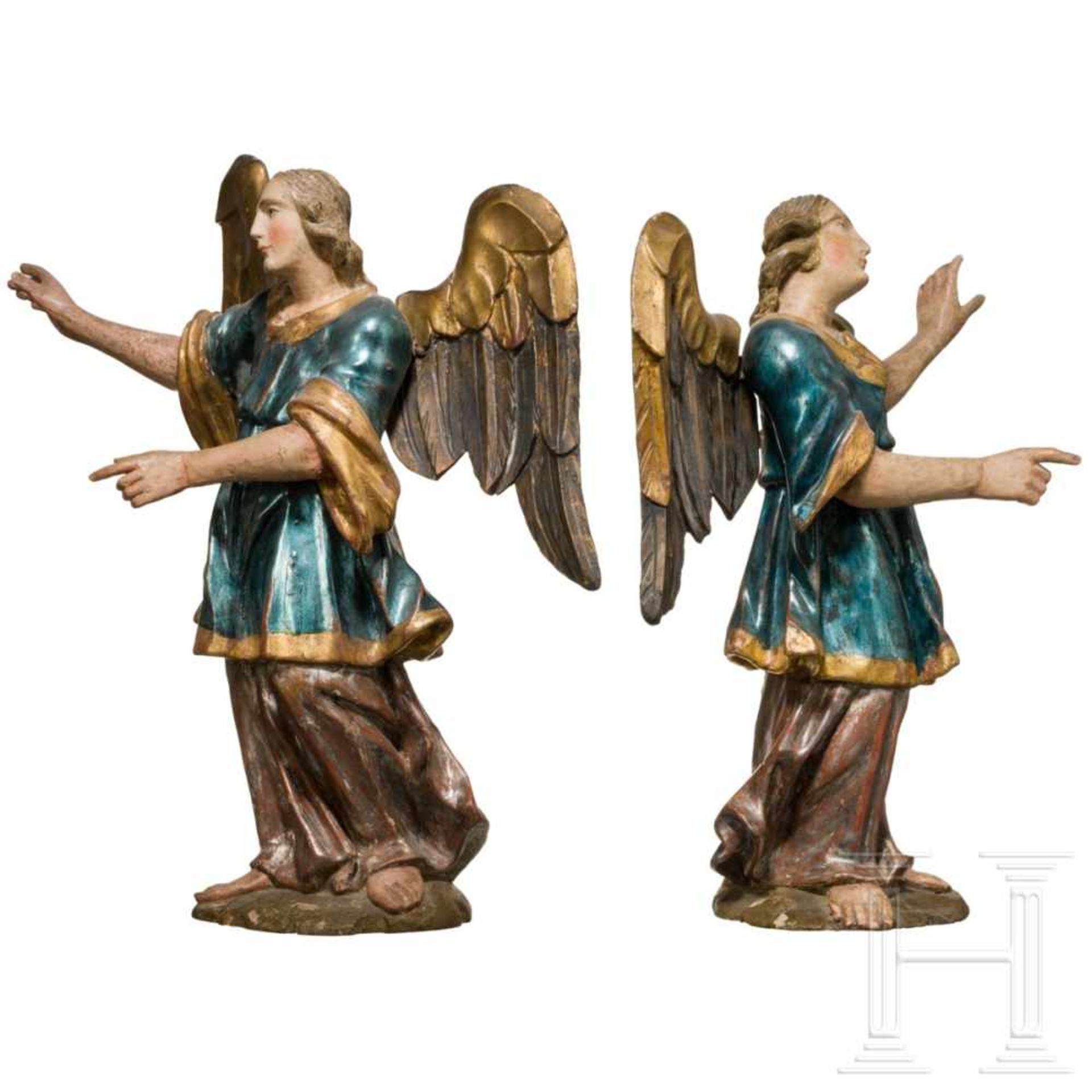 A pair of German angels, circa 1800Geschnitzte Figuren aus Lindenholz mit angesetzten Flügeln und - Bild 3 aus 6