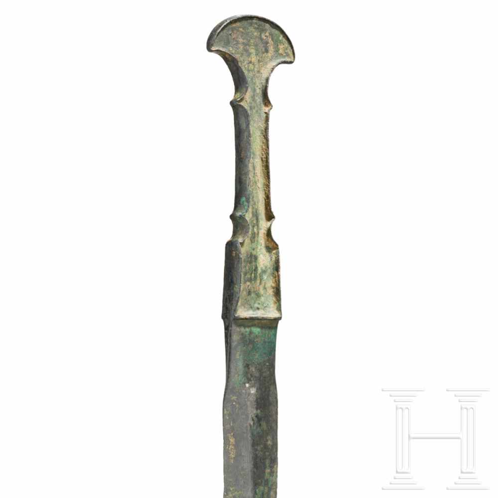 An excellently preserved Luristan dagger, 11th century B.C.A Luristan dagger with excellently - Image 3 of 3