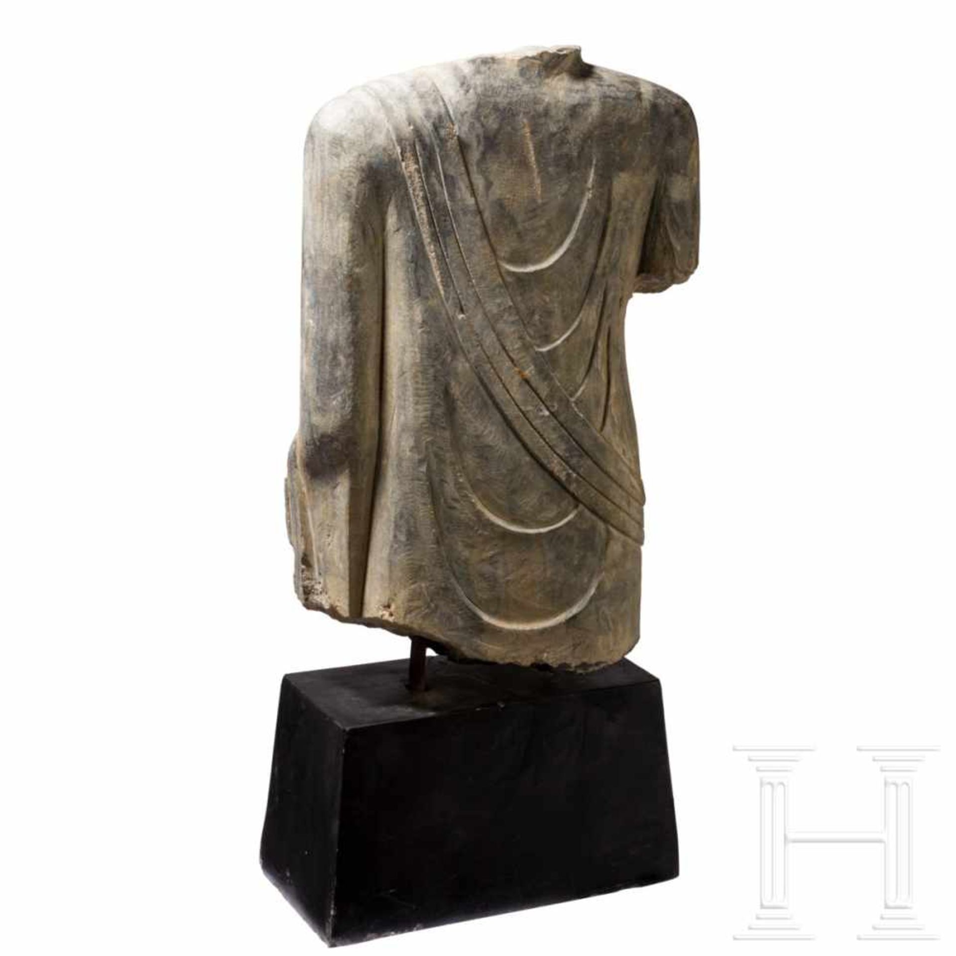 A life-sized torso of a Buddha statue, probably Gandhara, 1st - 3rd centurySculptured in stone. - Bild 2 aus 4