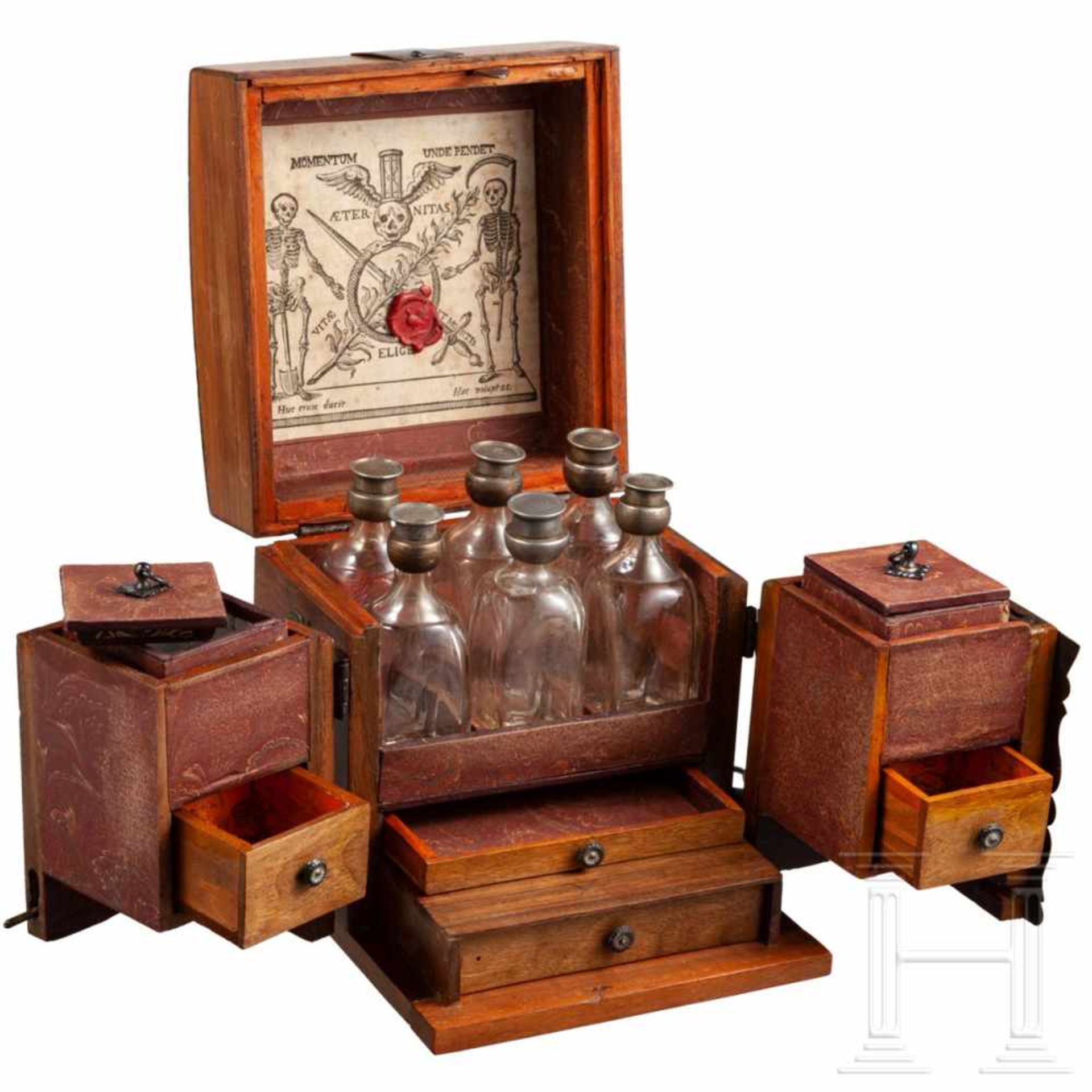 A German traveler's apothecary, circa 1800Hölzerne Kassette mit glatten eisernen Beschlägen und