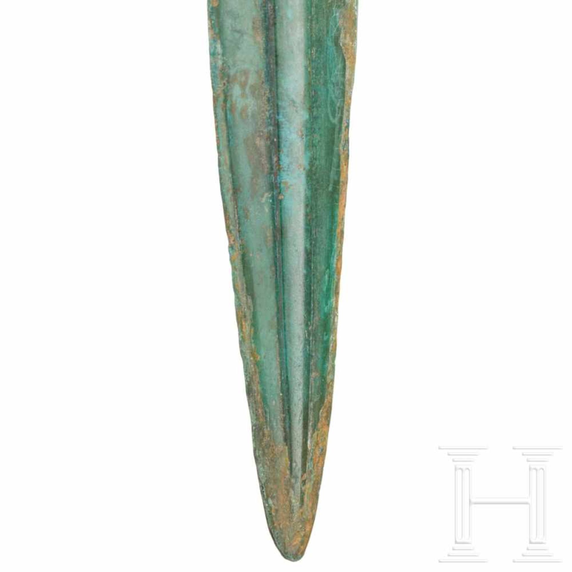 A German bronze sword of the Riegsee type, 1300 – 1200 B.C.A beautifully preserved bronze sword with - Bild 5 aus 8