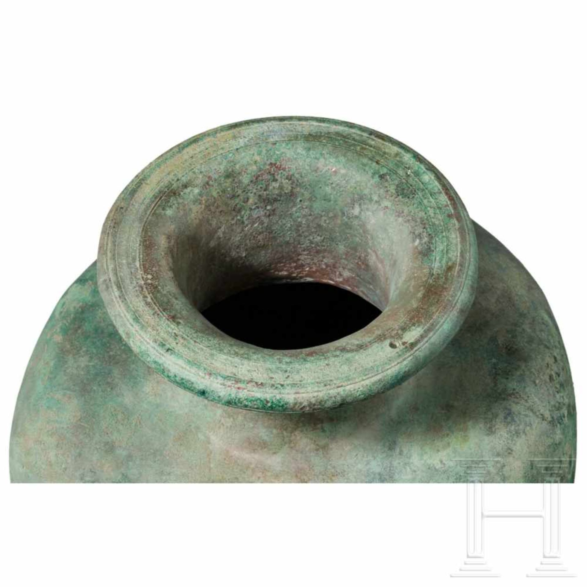 A Greek bronze hydria, 5th Century BCAn exquisite, large bronze hydria. The ovoid body with broad - Bild 5 aus 7