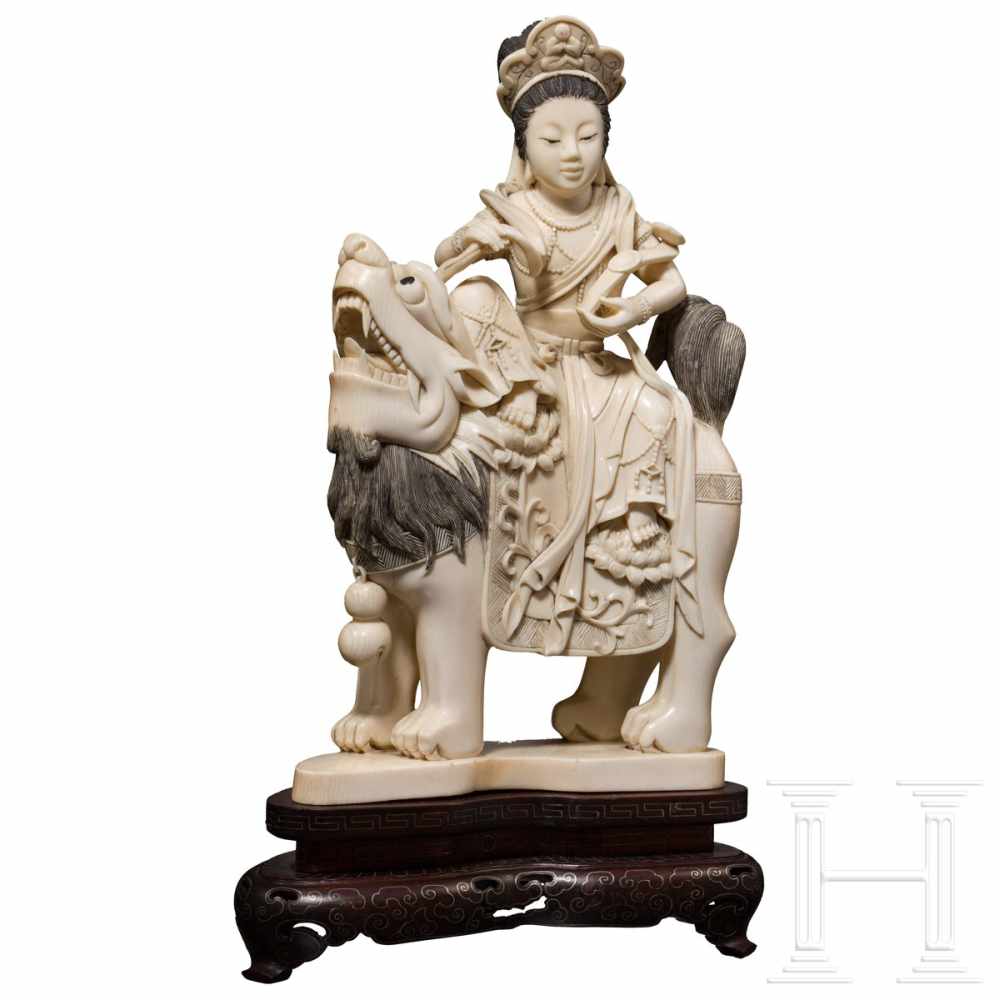 A carved Chinese ivory figurine, ca. 1930Vollplastisch und einteilig aus Elfenbein geschnitzte Figur