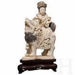 A carved Chinese ivory figurine, ca. 1930Vollplastisch und einteilig aus Elfenbein geschnitzte Figur