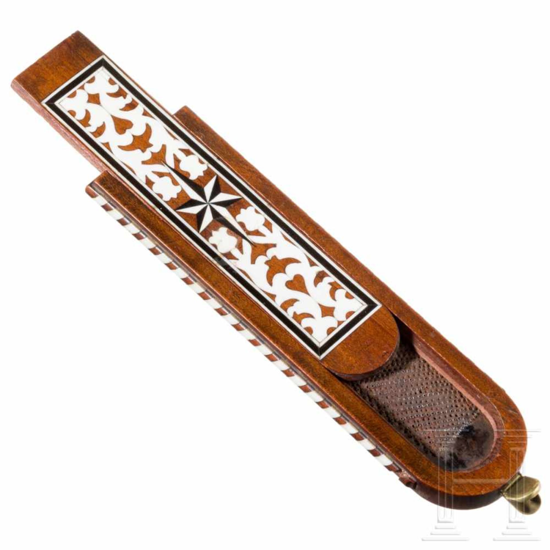 A rare snuff tobaco grater, Nuremberg, 18th centuryWood carved in two parts with ivory inlays,