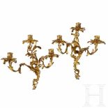 A French pair of gilded Louis XV appliques, 19th centuryDreiflammige Wandleuchter aus fein