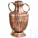 A large Venetian copper water jug, 17th centuryVasenförmiges Wassergefäß aus geschlagenem Kupfer mit